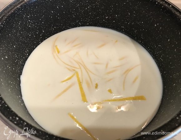 Молоко вливаем в глубокую кастрюлю, добавляем цедру лимона, 1 ст. л. тростникового сахара, ваниль и корицу. Ставим на огонь и доводим до кипения.