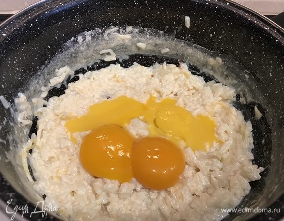 Как только молоко закипит, высыпаем рис и, постоянно помешивая, варим его 30 минут на слабом огне. Миндаль измельчаем в блендере в пудру, затем добавляем кедровые орехи и еще раз измельчаем все вместе. Белки отделяем от желтков. Из готового риса вынимаем корицу и ваниль, добавляем желтки и все вымешиваем.