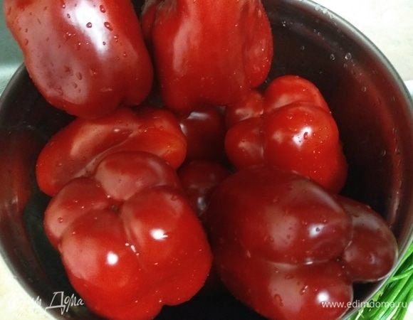 Промойте перец и дайте воде стечь.