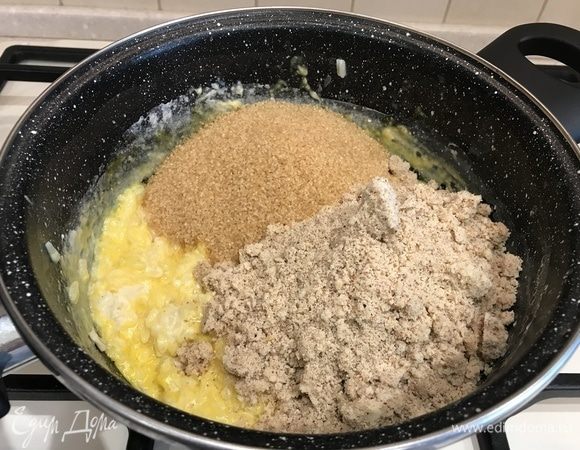 Всыпаем оставшийся тростниковый сахар и измельченные орехи.