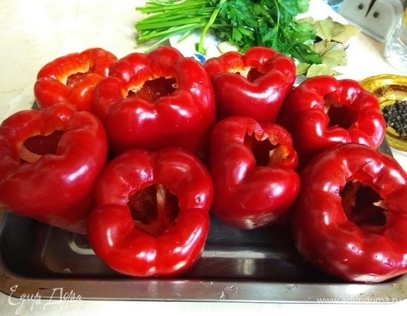 Поставить перцы в посуду для выпекания так, чтобы они плотно стояли.