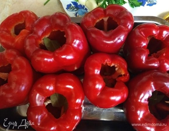 Каждый перец по очереди наполнять сухими ингредиентами — 1 штука в один перец. Красный перец нарезать и распределить на все перцы и т.д.