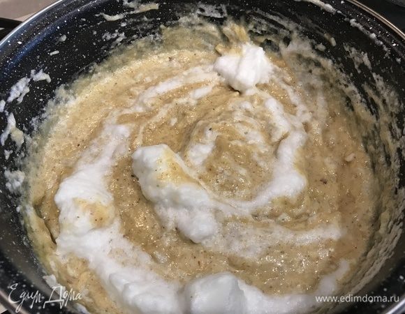 Частями вводим в рис белки и вымешиваем.