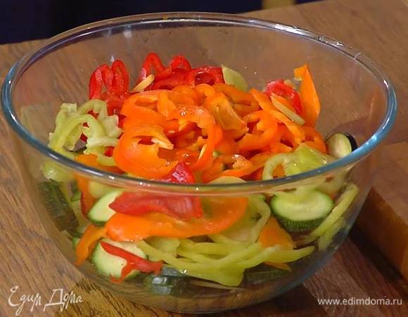 Сладкий перец, удалив плодоножки с семенами, нарезать тонкими кольцами.