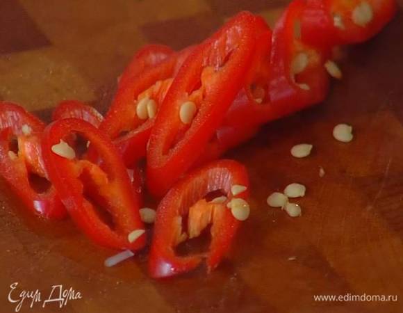 Перец чили порезать кусочками.