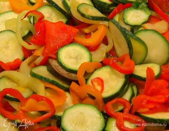Разогреть в сковороде оставшееся оливковое масло, выложить чеснок и чили, перемешать, добавить цукини, сладкий перец и обжарить до золотистого цвета, затем посыпать сванской солью.