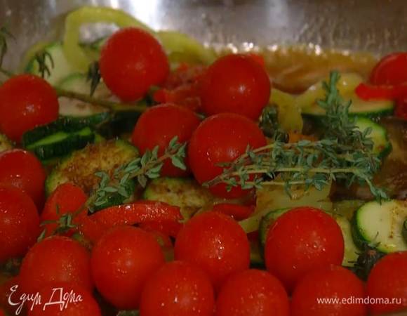 Выложить в сковороду с овощами помидоры на веточках, влить вино, добавить тимьян, увеличить огонь, накрыть крышкой и готовить 5 минут.
