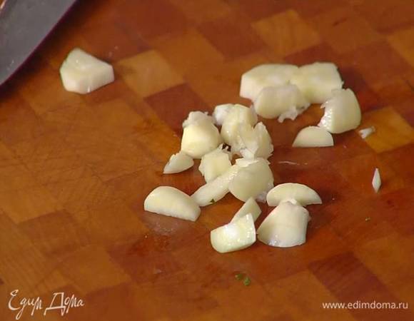 Чеснок почистить и порезать пластинками.