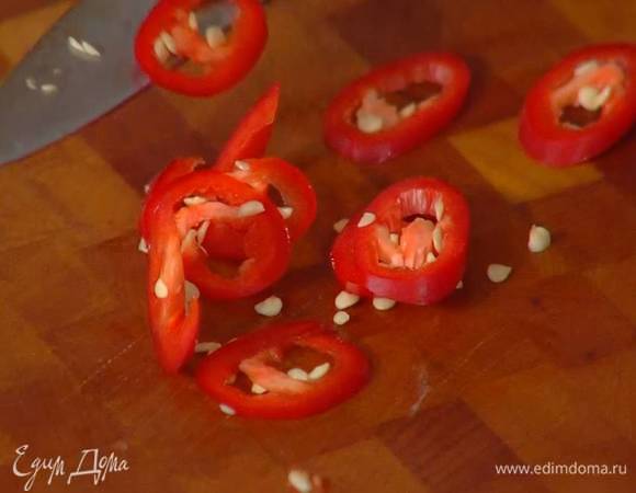 Перец чили порезать кусочками.