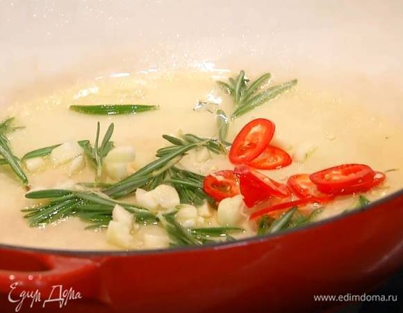 Разогреть в сковороде 1–2 ст. ложки оливкового масла, выложить измельченный чеснок, чили, листья розмарина и прогреть, чтобы масло напиталось ароматами.