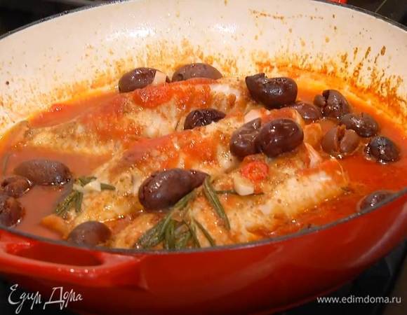 Филе окуня выложить на сковороду с ароматным маслом кожей вниз, посыпать сванской солью, влить вино и соус пассата, дать алкоголю немного выпариться, затем добавить оливки, накрыть сковороду крышкой и готовить около 5 минут, до готовности рыбы.