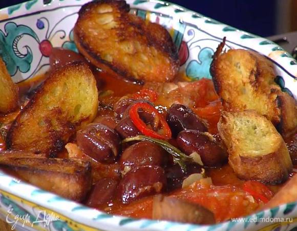 Рыбу вместе с соусом переложить в глубокое блюдо, туда же выложить часть сухариков, остальные подать в отдельной тарелке.