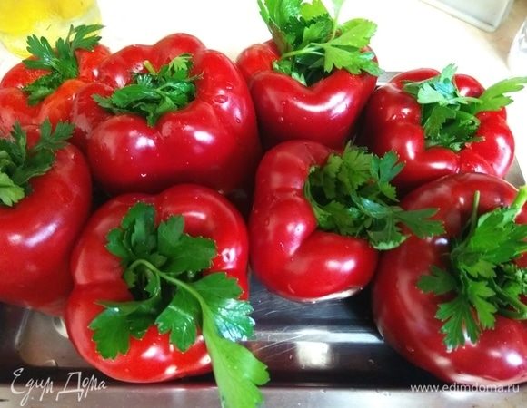 В конце в каждый перец добавляем уксус, растительное масло, сверху закрываем промытой зеленью. Ставим перцы в разогретую до 200°C духовку на 1 час 25 минут, предварительно накрыв их фольгой, чтобы они не сгорели.