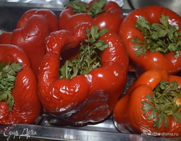 Перец не должен быть твердым или слишком мягким. Готовность проверять ножом: если перцы мягкие, значит, их можно доставать из духовки.