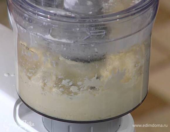 Муку, сахар, крахмал и соль всыпать в чашу комбайна, добавить предварительно размягченное сливочное масло и все взбить, затем, не выключая комбайна, небольшими порциями влить молоко и взбить еще немного — тесто должно получиться мягким.