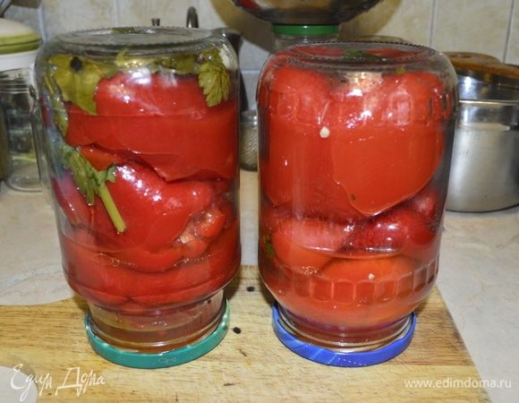 Далее горячие перцы быстро перемещаем в стерилизованные банки, укладывая поплотнее. У меня вышло по 4 перца на каждую банку. После этого закрываем банки, переворачиваем их, укутываем и оставляем до полного остывания. На следующий день можно убирать банки в хранилище. Приятного аппетита!