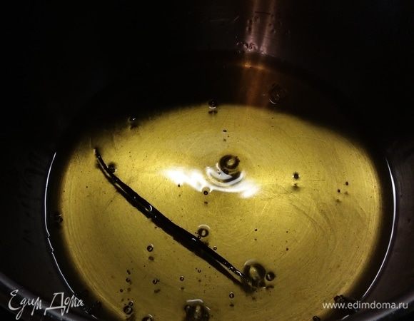 Для начала нужно сварить сироп. Соединить в большой кастрюле воду с сахаром и половиной палочки ванили (у меня уже пустая, несколько семян осталось, но и этого достаточно). Варить сироп до приобретения золотистого оттенка. Если капля сиропа не растекается на поверхности, то сироп готов.
