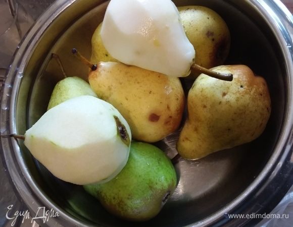 Очистить груши. У меня разные сорта: твердые и сочные, мягкие и ароматные.