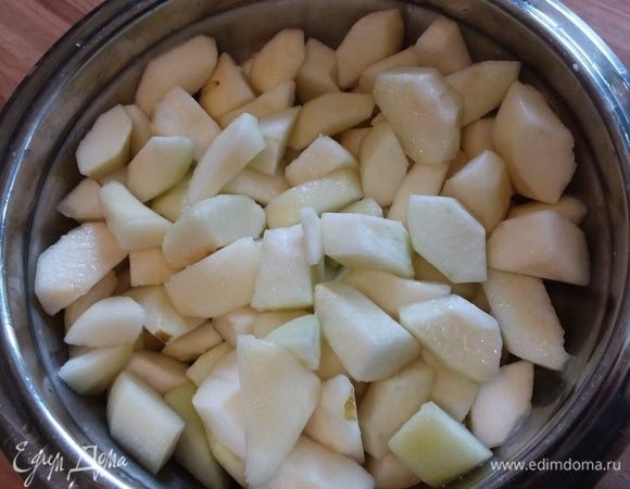 Нарезать груши на кусочки, полить соком половины лимона.