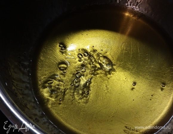 Сиропу дать немного остыть и развести в нем заранее замоченный в холодной воде желатин.