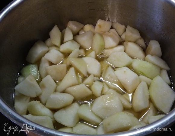 Выложить груши в сироп и взбить погружным блендером в пышную однородную массу. Попробовать на вкус, при необходимости добавить сок лимона.