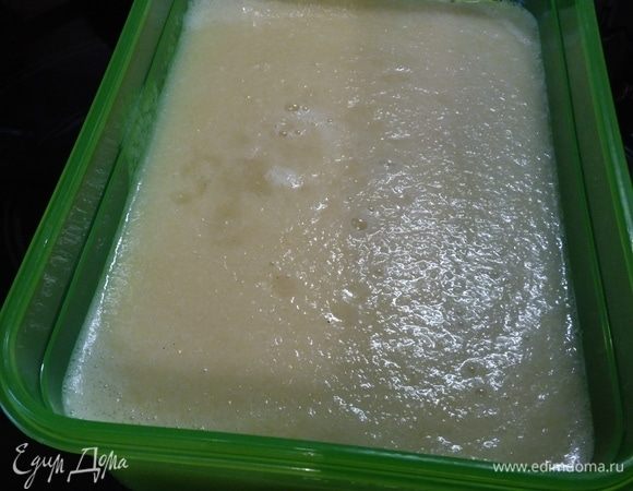 Если вы счастливый обладатель машинки для мороженого, то переложите сорбе в нее, если нет, то в контейнер, и отправьте в морозилку часов на 6–8. Каждый час нужно перемешивать сорбе, чтобы избежать кристаллизации. Желатин помогает добиться более нежной и воздушной консистенции.