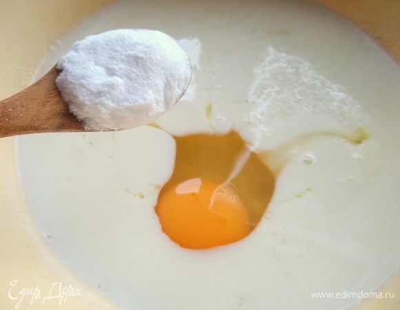 Начинаем с теста. Яйцо вбить в кислый кефир, добавить масло, соду, сахар (количество зависит от кефира), соль.