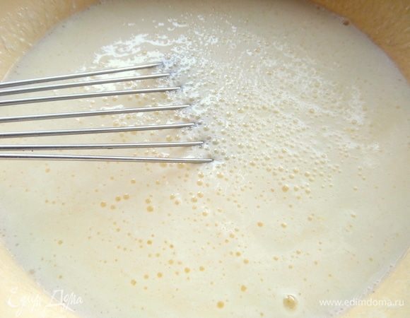 Взбить венчиком (сразу образуются пузырьки от «работы» соды).