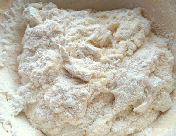 Начинаем смешивать состав вначале ложкой.