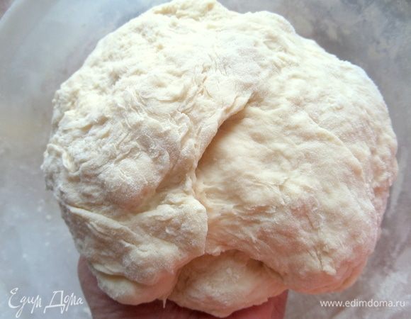 Теперь вымешиваем рукой пышное мягкое тесто.