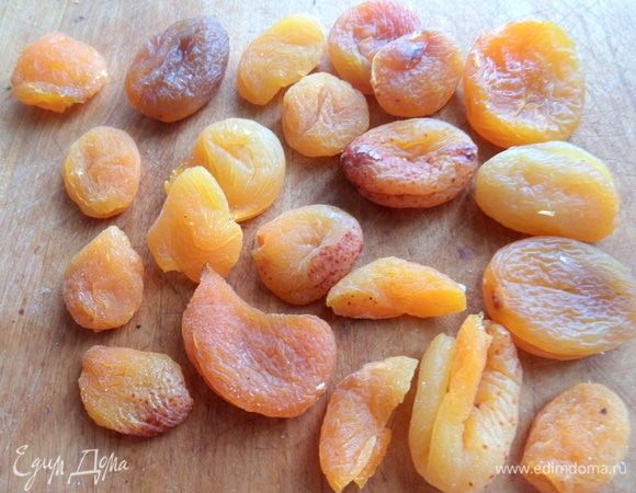 Для начинки взяла курагу. Если жесткая, вымочить заранее и отжать.