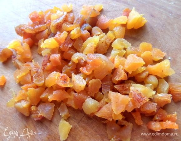 Измельчить курагу.