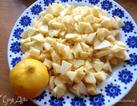 Яблоки нарезать и сразу полить соком лимона, перемешать и так чистить дальше яблочки.