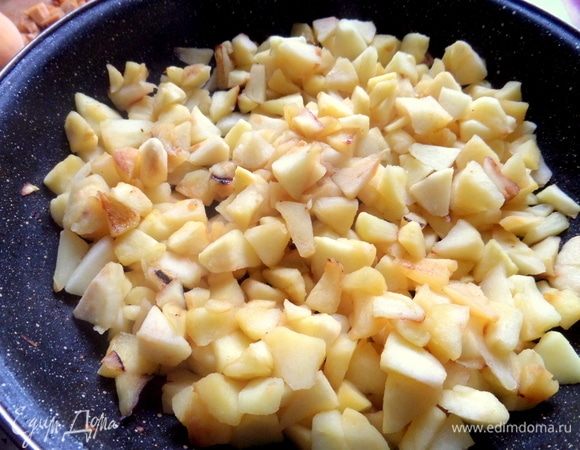 Растопить кусочек сливочного масла в сковороде с толстым дном и высыпать в нее яблоки. Немного обжарить.