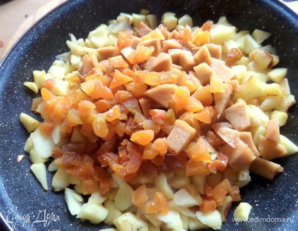 Помешивая, высыпать к яблокам персики, когда они немного потушились.