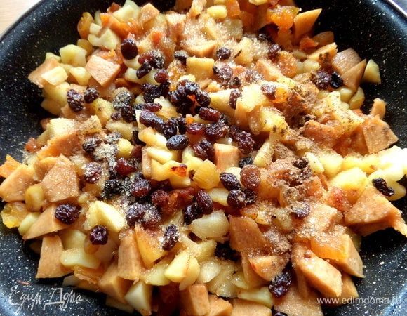 Всыпать горсть изюма и коричневый сахар (в оригинале — мед) с корицей и ванилью.