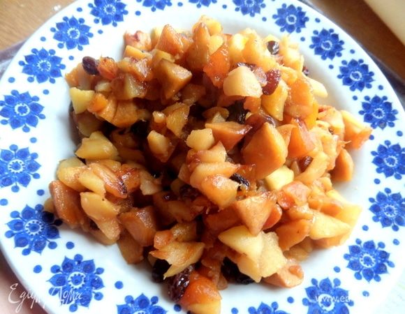 Начинку подержать на огне, избегая пригорания, и перенести на тарелку, чтобы остудить.