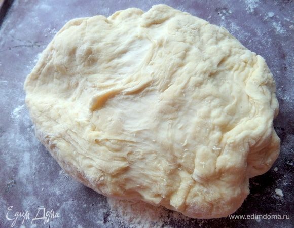 Тесто перенести на коврик силиконовый с мукой.