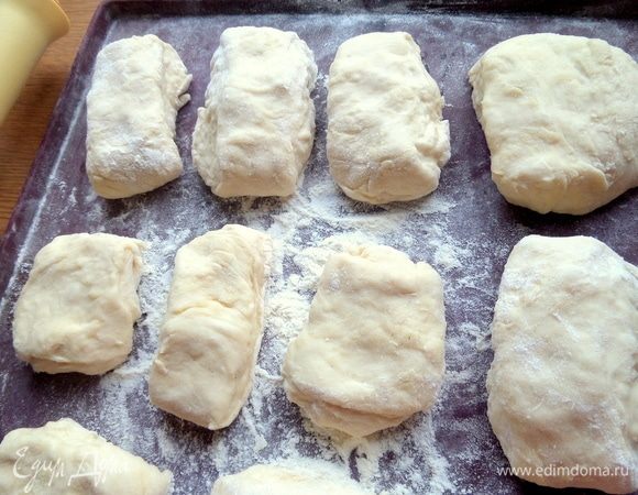 Вытянуть и нарезать на порции.