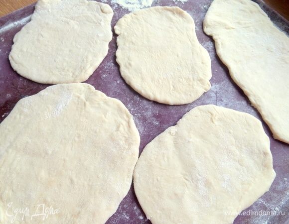 Раскатать пласты нужной вам формы.