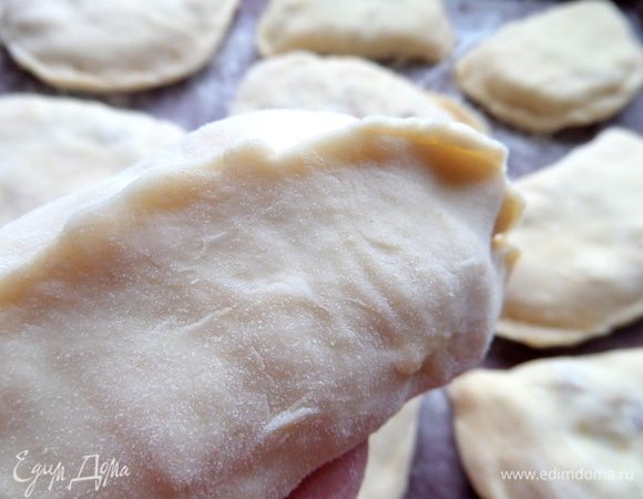 Защипнуть, как обычный пирожок. Тесто не расклеивается.