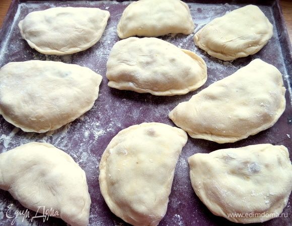 Так как это будут жареные пирожки, надо их слегка приплюснуть.