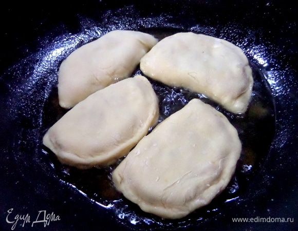 Я жарила в воке на небольшом количестве масла. Широкое дно попросит большое количество масла.