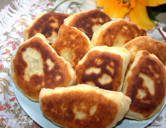 Пирожки перенести на салфетку, затем — на тарелку.