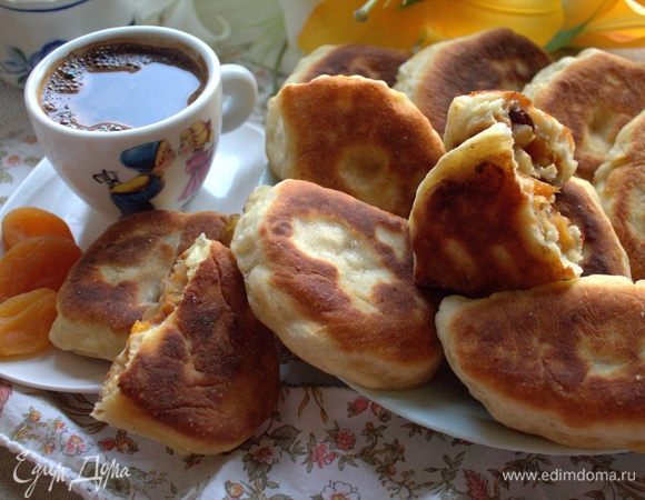 Подать вместе с кофе или чаем — кто что любит.