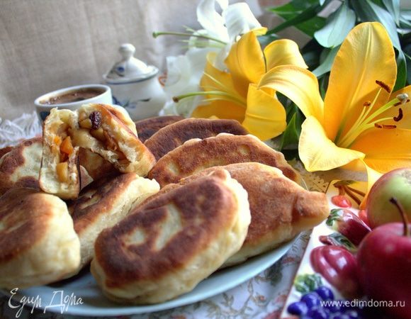 Пирожки хоть и большие, но хорошо разламываются пополам, где в разломе мы видим оранжевую начинку.