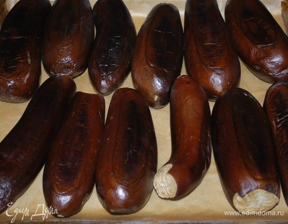 2,5 кг баклажанов запекаем 35 минут в духовке при температуре 200°C. Также переворачиваем овощи, чтобы они запеклись с двух сторон.