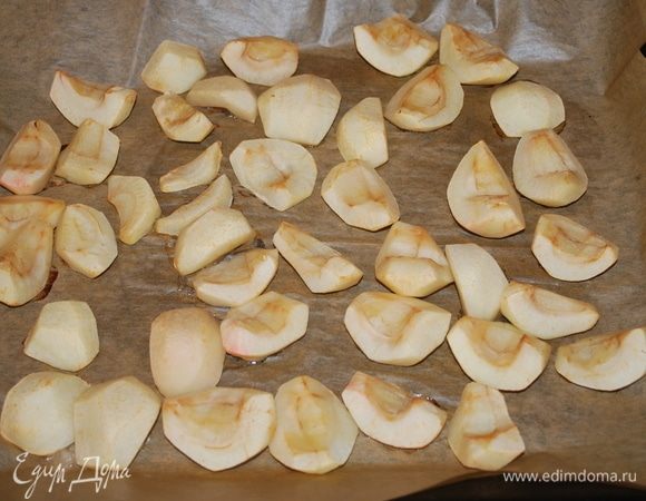 Яблоки очищаем от семян и кожуры. Запекаем при температуре 200°C в течение 15 минут.<br />
Вес перца, баклажанов и яблок в рецепте указан до обработки.