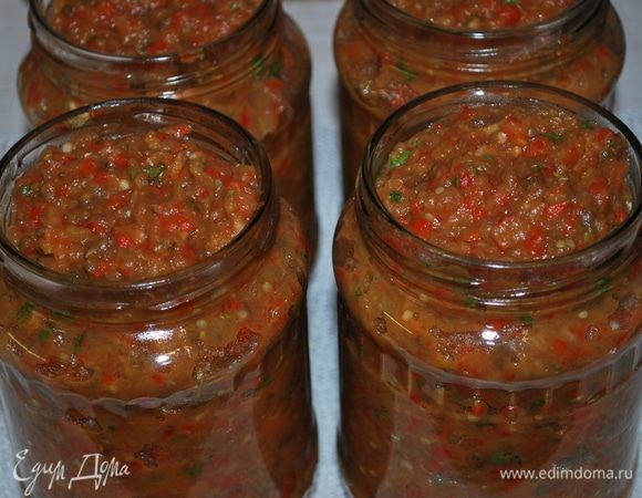 Раскладываем икру по стерилизованным банкам, закрываем крышками. Из этого количества овощей получается 4 банки икры по 0,7 л.