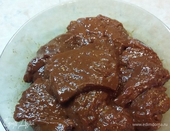 Говяжью печень очистить от пленок. Промыть и высушить. Нарезать кусками шириной примерно 1,5 см. Слегка отбить. Замариновать в любимых специях (у меня паприка, сушеный чеснок) и оставить на 20 минут.